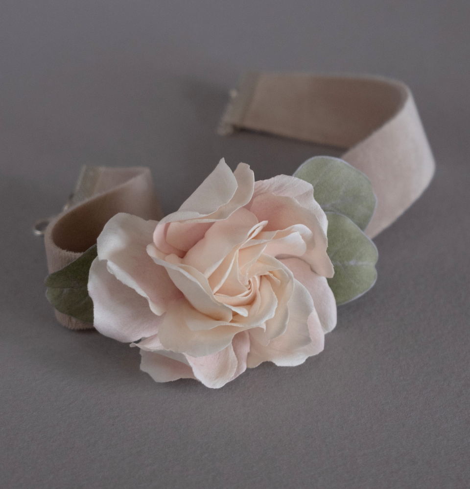 Beige rose on a velvet choker