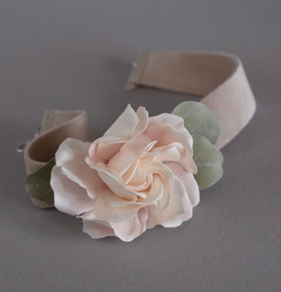 Beige rose on a velvet choker