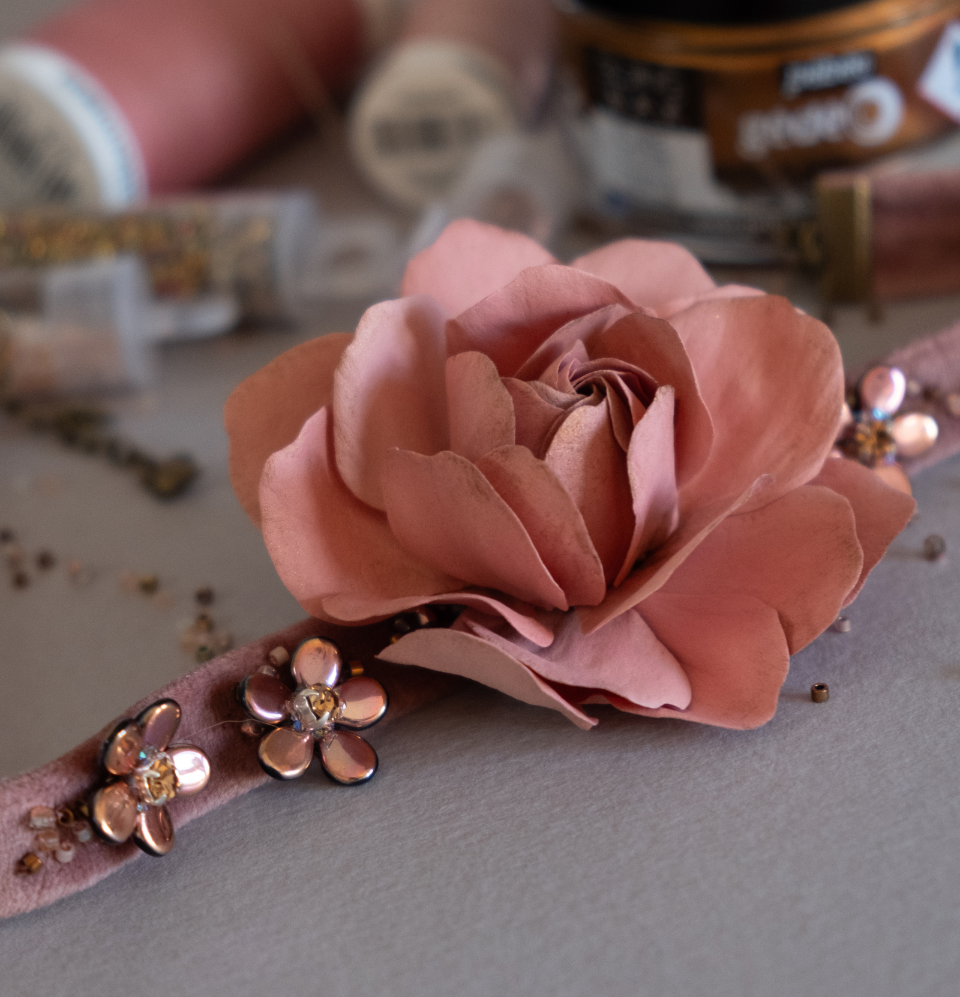 Velvet choker with rose and earrings in gift box