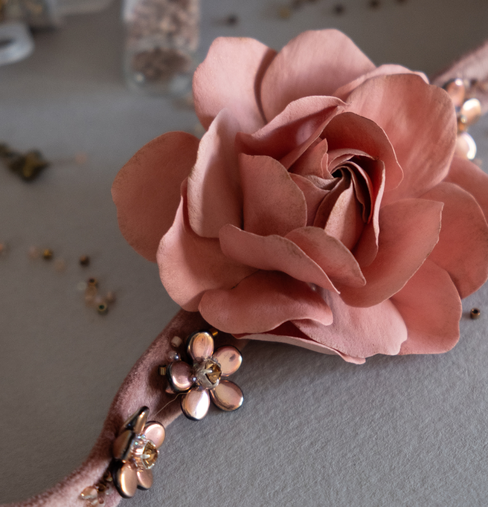 Velvet choker with rose and earrings in gift box