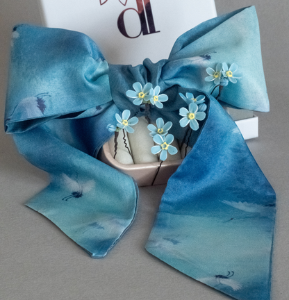 Forget-me-nots set with scarf