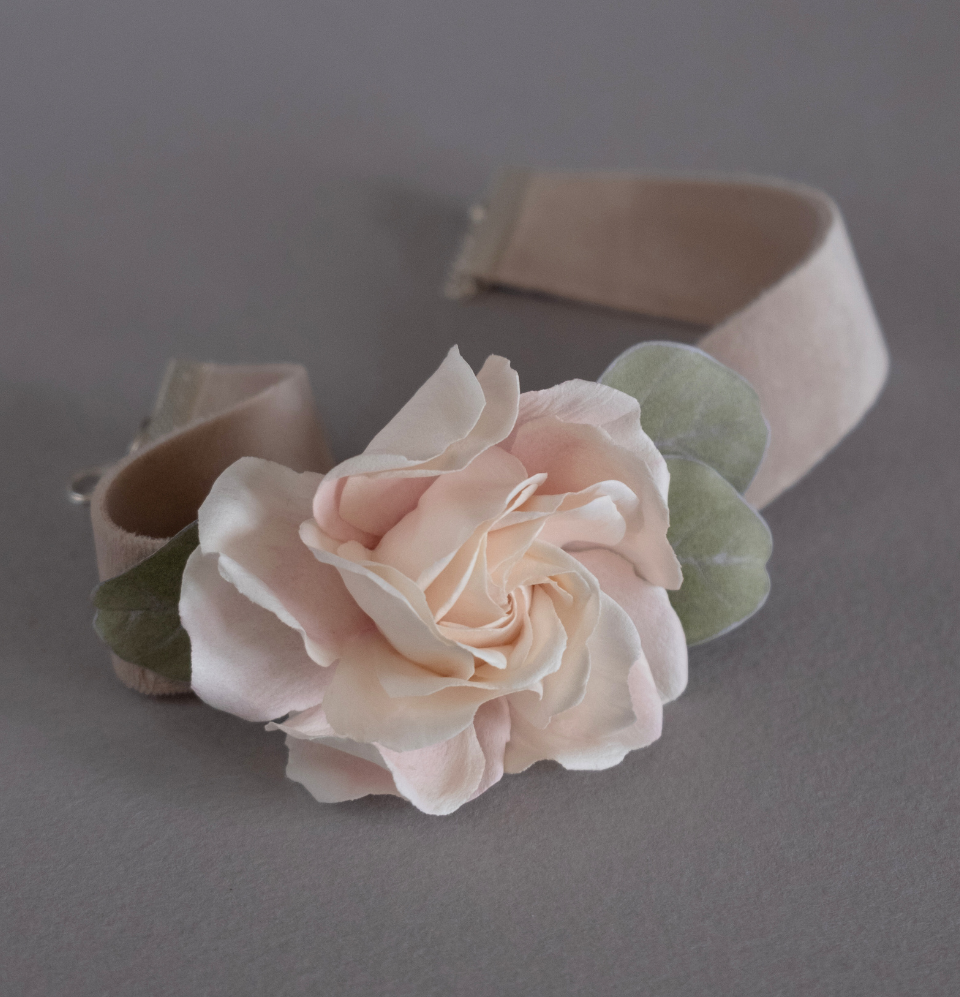 Beige rose on a velvet choker