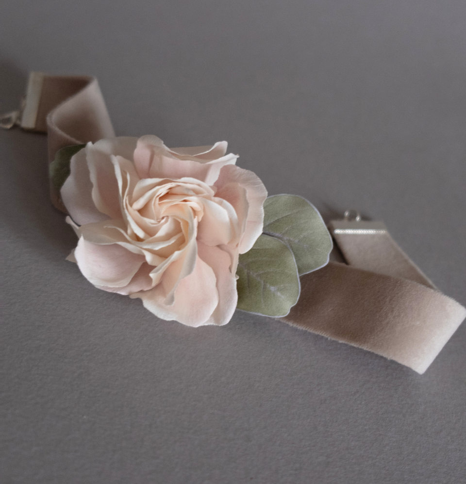 Beige rose on a velvet choker