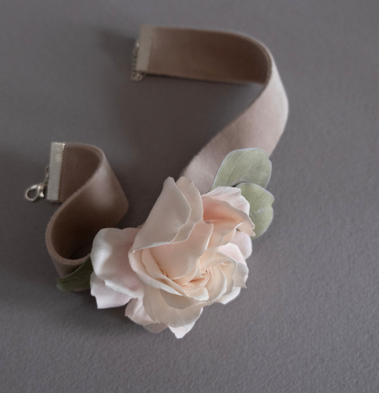 Beige rose on a velvet choker