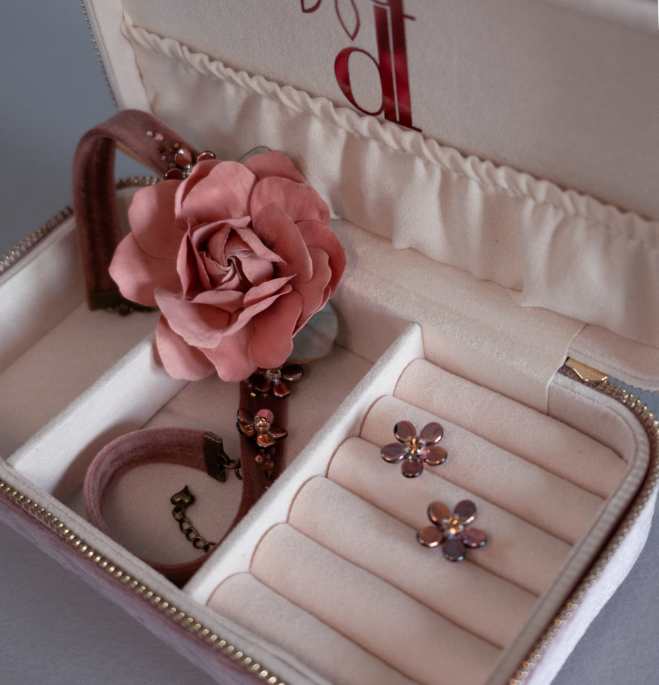 Velvet choker with rose and earrings in gift box