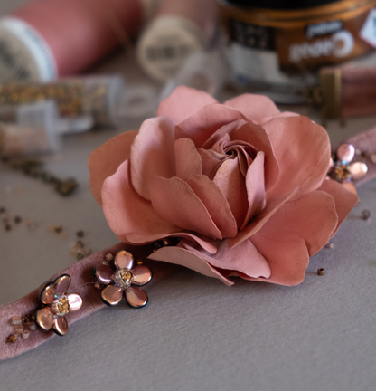 Velvet choker with rose and earrings in gift box