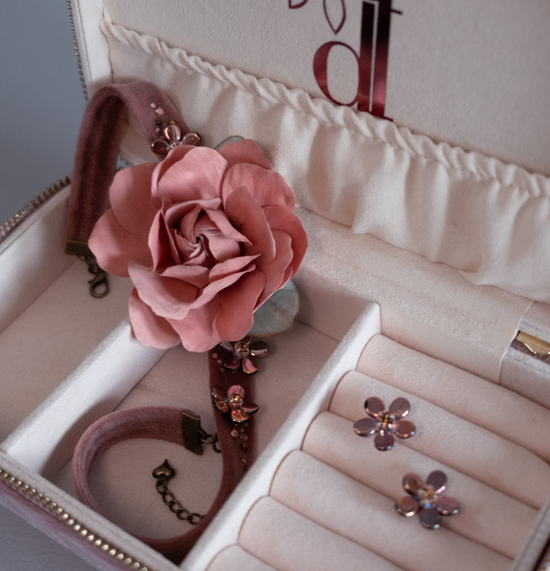 Velvet choker with rose and earrings in gift box