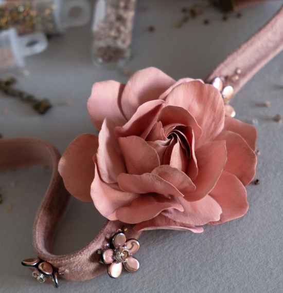 Velvet choker with rose and earrings in gift box