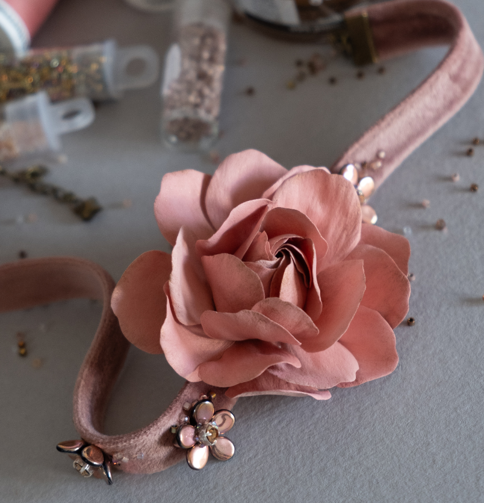 Velvet choker with rose and earrings in gift box