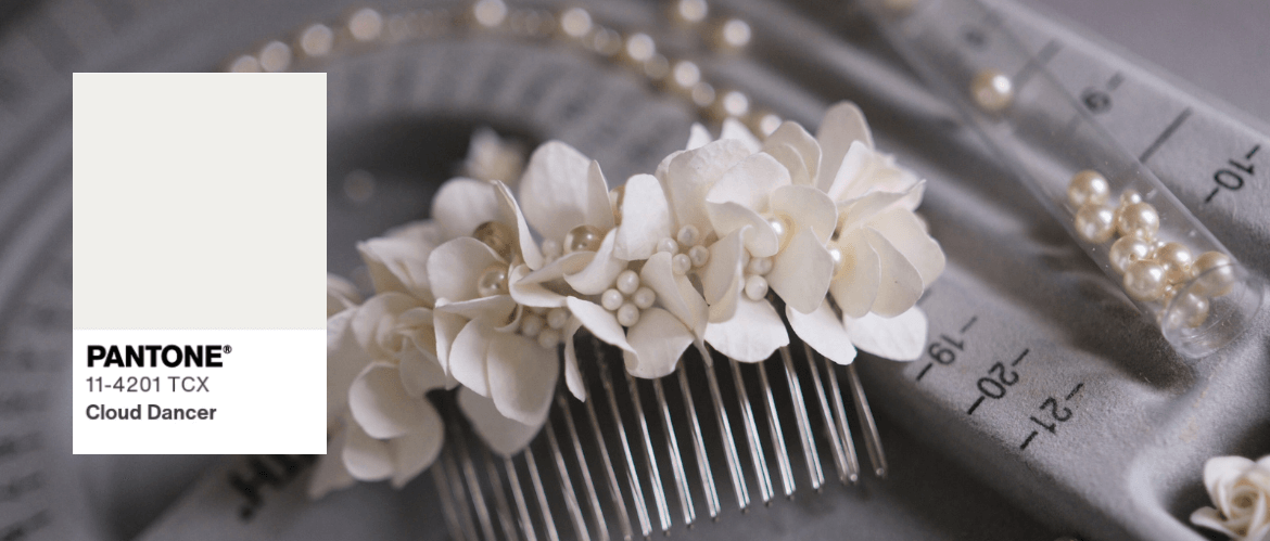 Handcrafted white floral bridal hair comb with pearls, matching Pantone 11-4201 TCX Cloud Dancer, by Decoflowers.