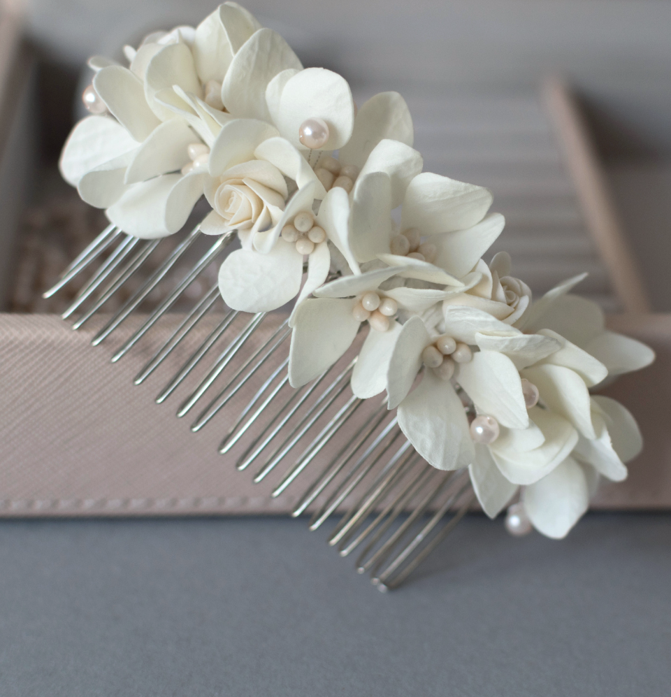 Floral hair comb with hydrangea and pearls. Small 9cm